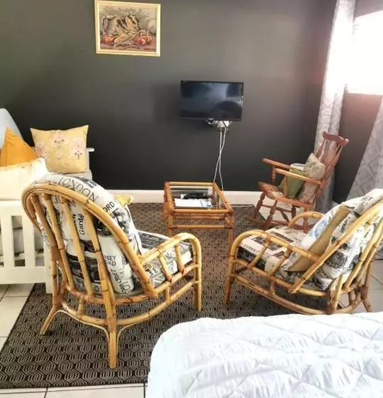 Tiffanys B&b, Pub & And Teagarden