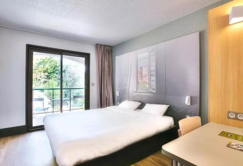 B&b Hotel Villeneuve Loubet Village