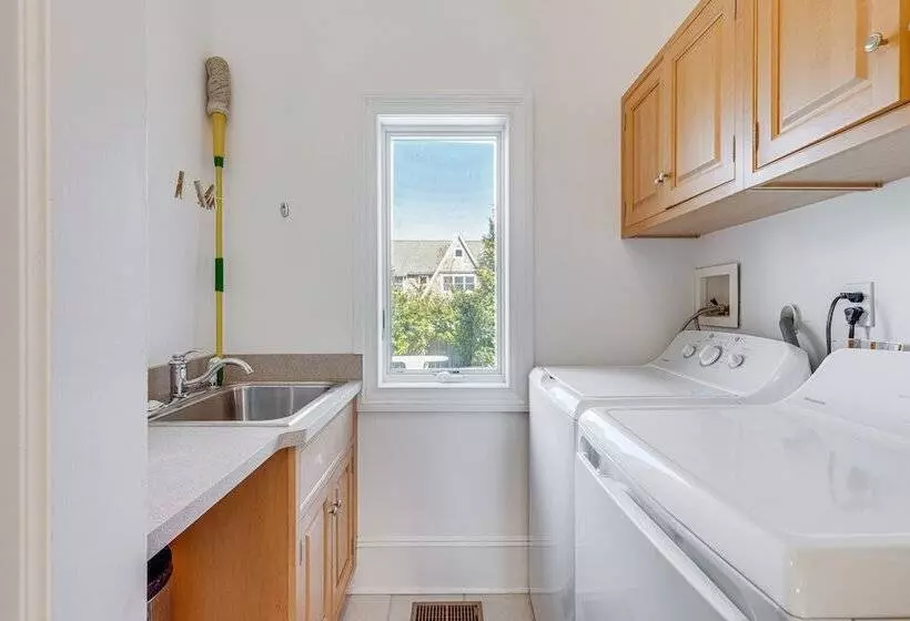 Hamptons Home Near Beaches W/ Pool & Water Views!