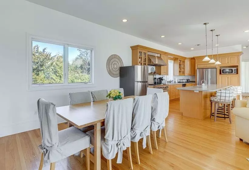 Hamptons Home Near Beaches W/ Pool & Water Views!