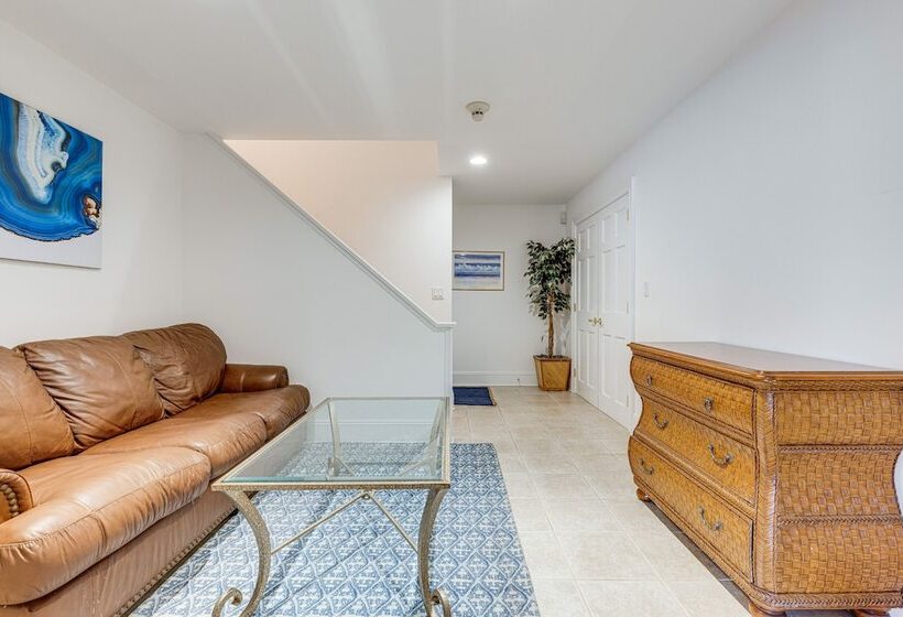 Hamptons Home Near Beaches W/ Pool & Water Views!