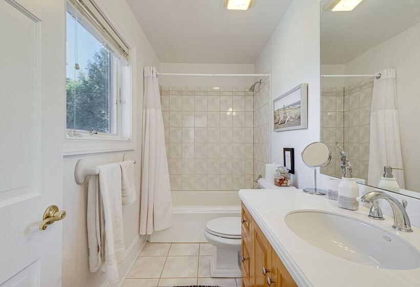 Hamptons Home Near Beaches W/ Pool & Water Views!