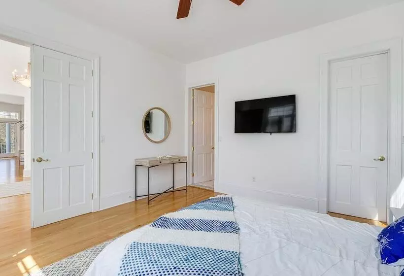 Hamptons Home Near Beaches W/ Pool & Water Views!