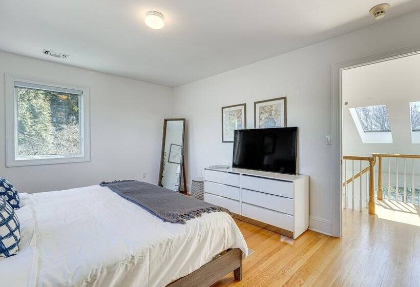 Hamptons Home Near Beaches W/ Pool & Water Views!