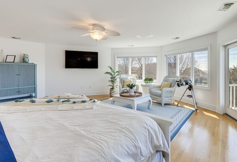 Hamptons Home Near Beaches W/ Pool & Water Views!