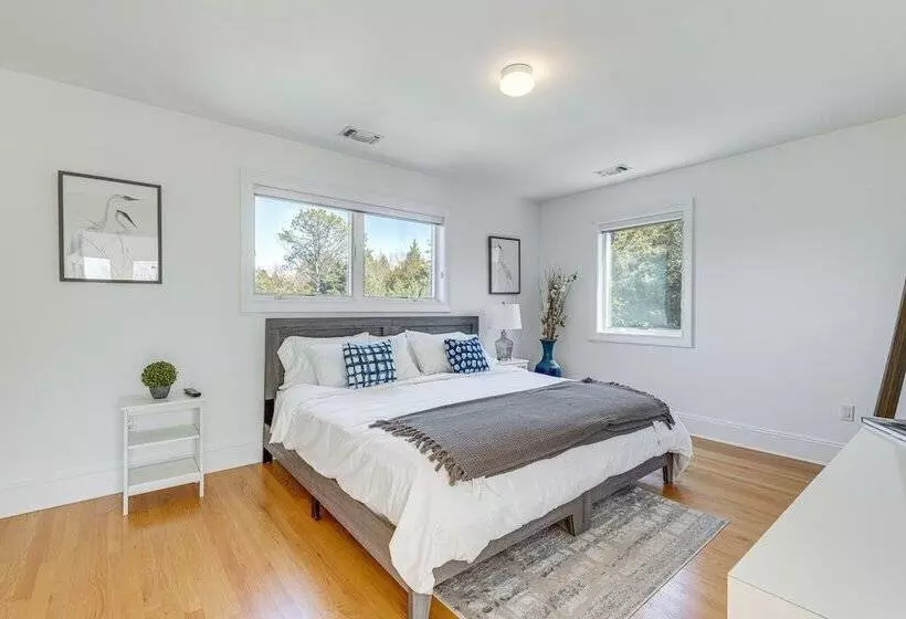 Hamptons Home Near Beaches W/ Pool & Water Views!