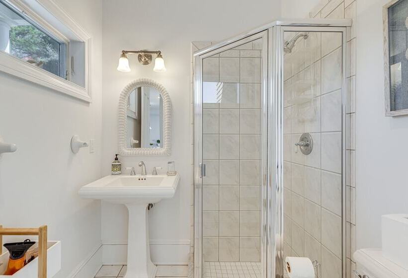 Hamptons Home Near Beaches W/ Pool & Water Views!