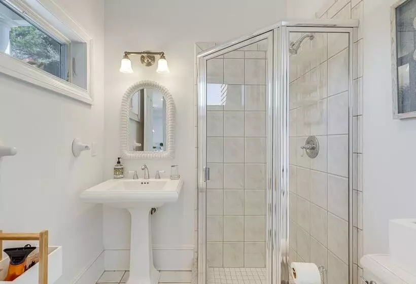 Hamptons Home Near Beaches W/ Pool & Water Views!