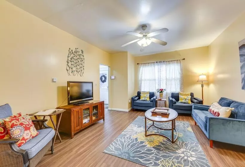 Cozy East Pittsburgh Home   7 Mi To Frick Park!