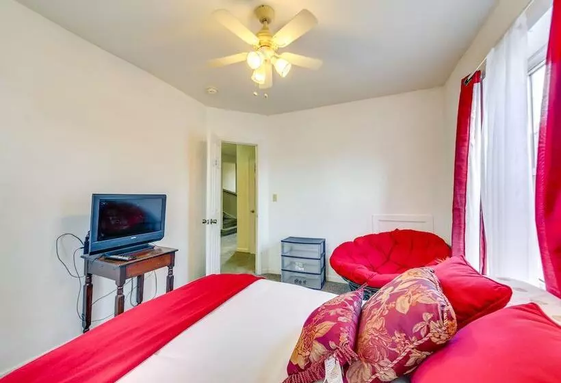 Cozy East Pittsburgh Home   7 Mi To Frick Park!