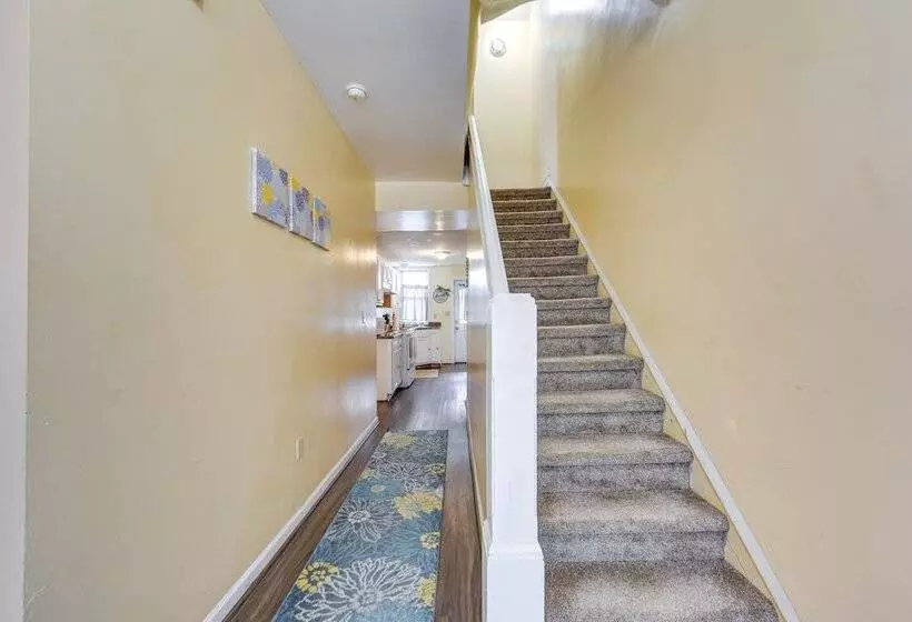 Cozy East Pittsburgh Home   7 Mi To Frick Park!