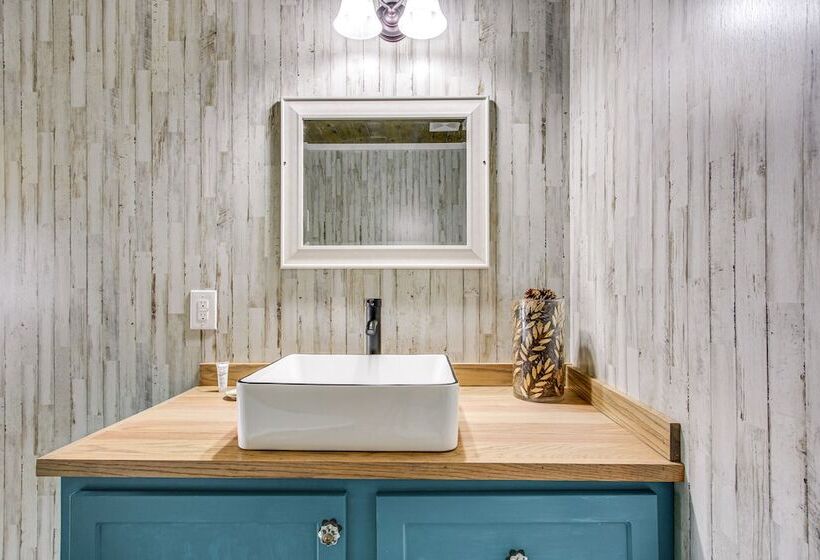 Cozy Mississippi Cabin W/ Covered Porch & Grill!