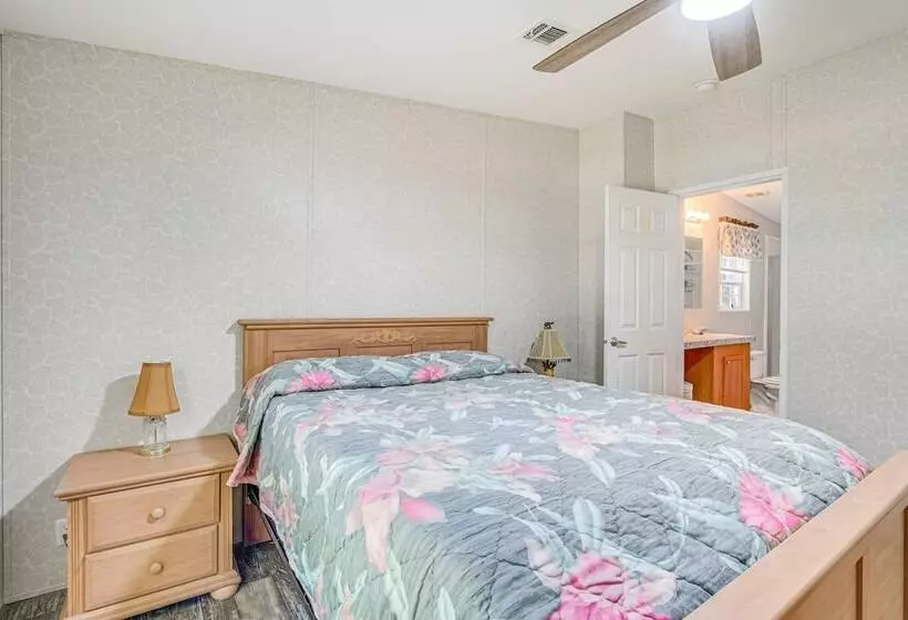 7 Mi To Crystal River: Home W/ Yard & Fire Pit!
