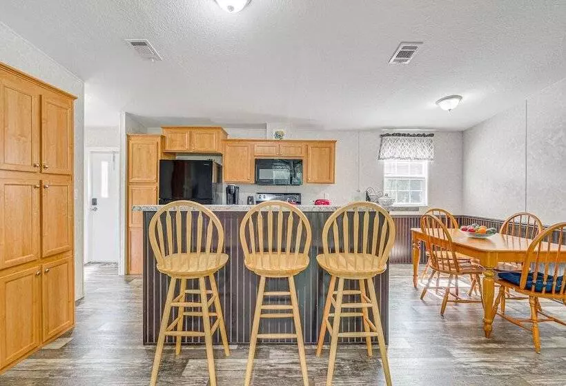 7 Mi To Crystal River: Home W/ Yard & Fire Pit!