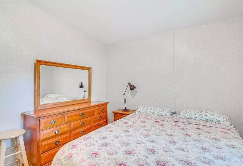 7 Mi To Crystal River: Home W/ Yard & Fire Pit!