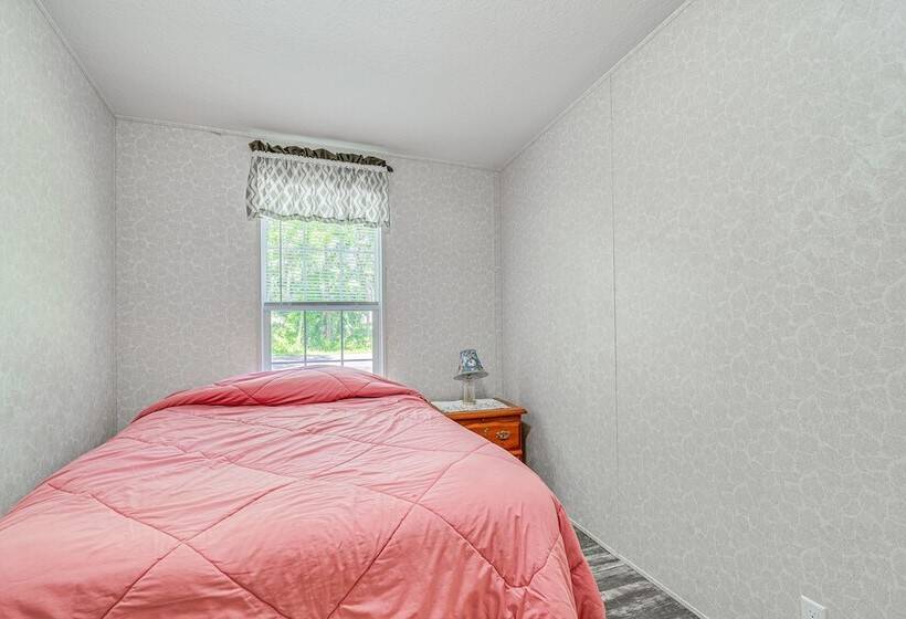 7 Mi To Crystal River: Home W/ Yard & Fire Pit!