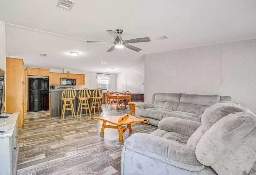 7 Mi To Crystal River: Home W/ Yard & Fire Pit!