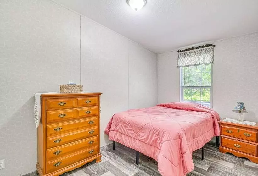 7 Mi To Crystal River: Home W/ Yard & Fire Pit!