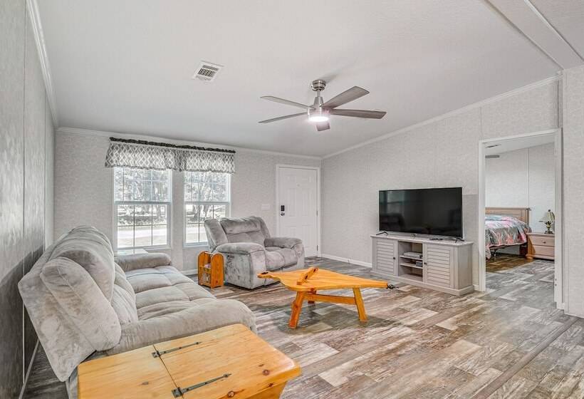 7 Mi To Crystal River: Home W/ Yard & Fire Pit!