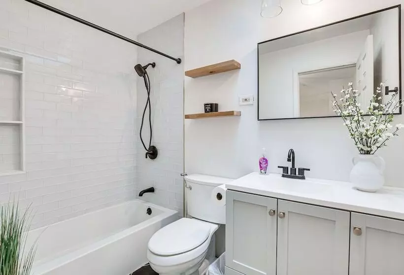 Family Friendly Villa Park Home: 16 Mi To Chicago!