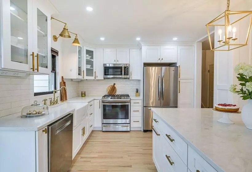 Family Friendly Villa Park Home: 16 Mi To Chicago!