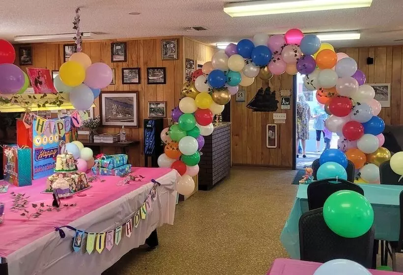 Hotelli Riverside Lodge Resort