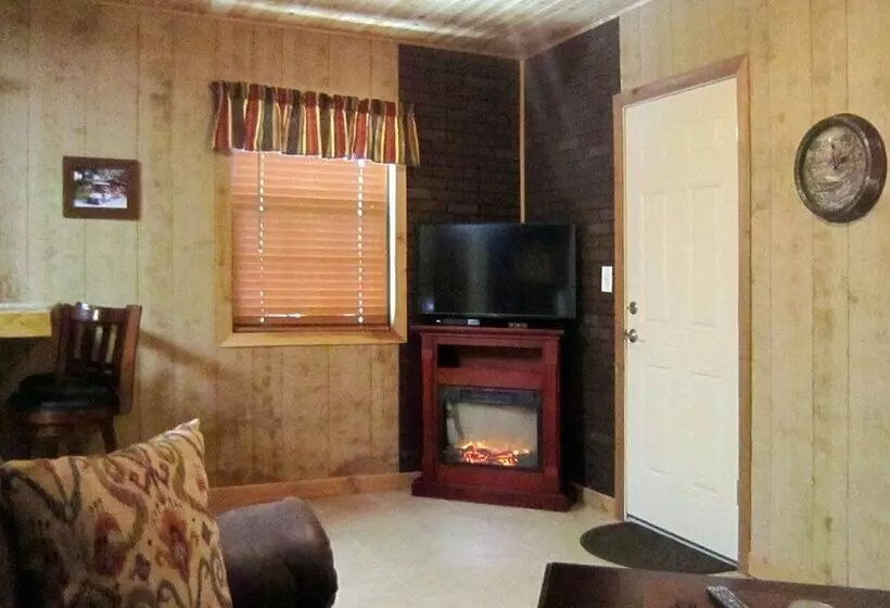 Hotelli Riverside Lodge Resort