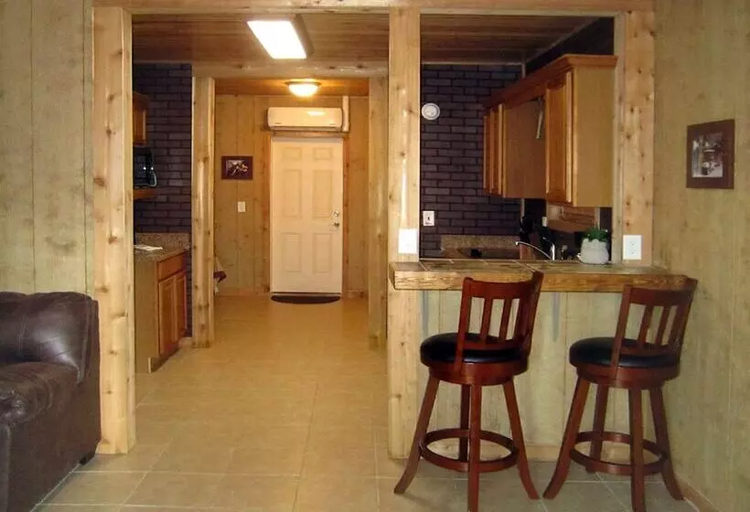 Hotelli Riverside Lodge Resort