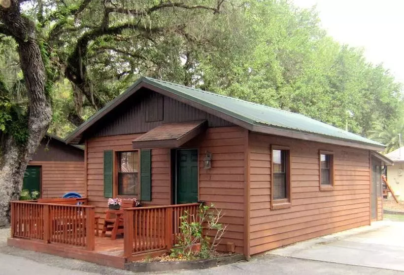 Hotelli Riverside Lodge Resort