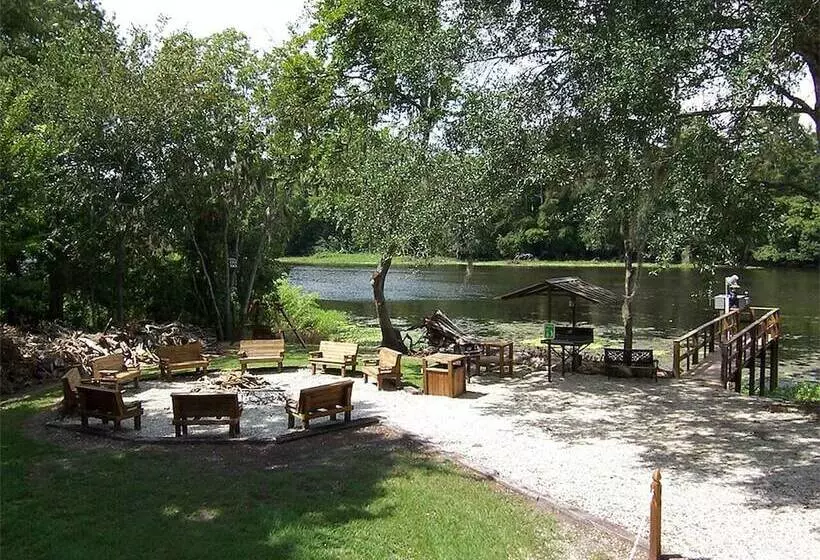 Hotelli Riverside Lodge Resort