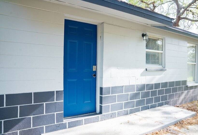 בית מלון כפרי University Serenity Suites 15th