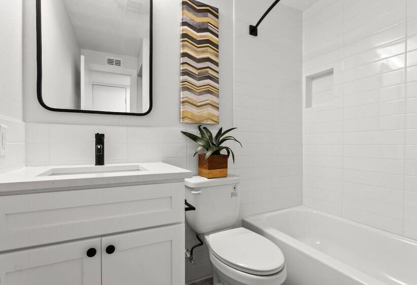 בית מלון כפרי University Serenity Suites 15th