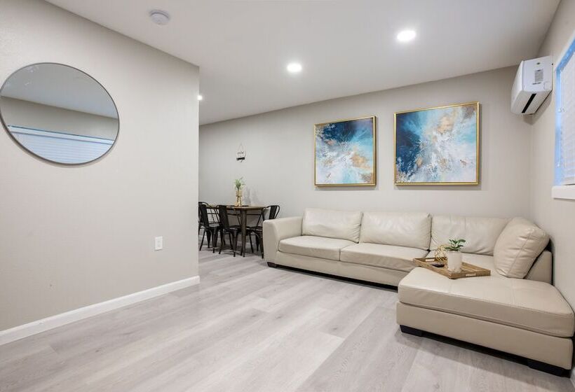 בית מלון כפרי University Serenity Suites 15th