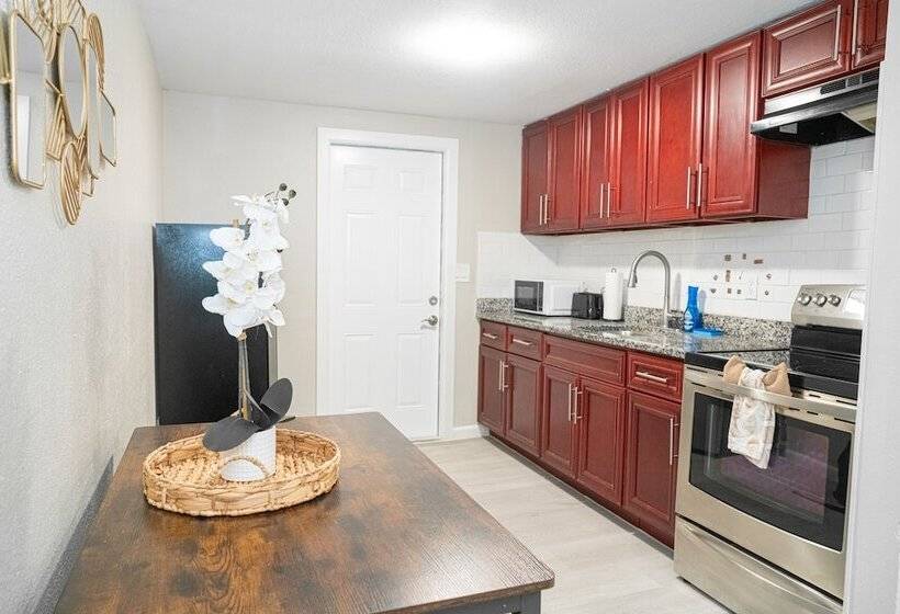 בית מלון כפרי University Serenity Suites 15th