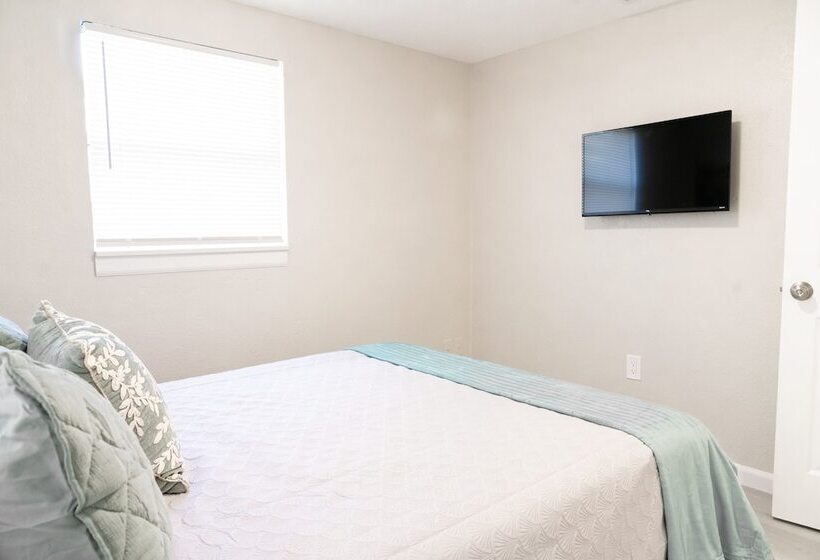 בית מלון כפרי University Serenity Suites 15th