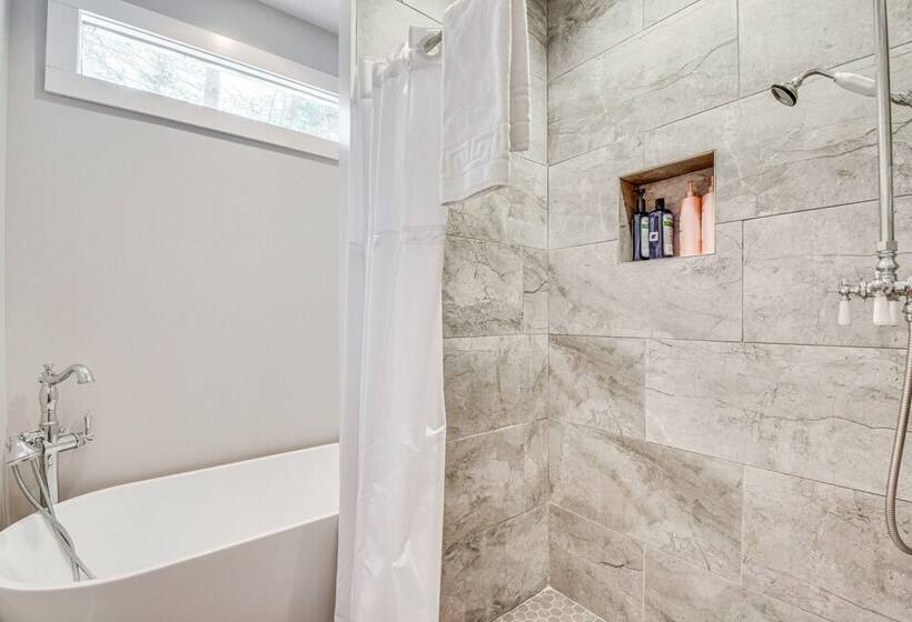 Bright Highlands Retreat Near Waterfalls & Trails