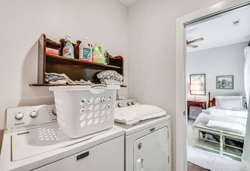 Bright Highlands Retreat Near Waterfalls & Trails