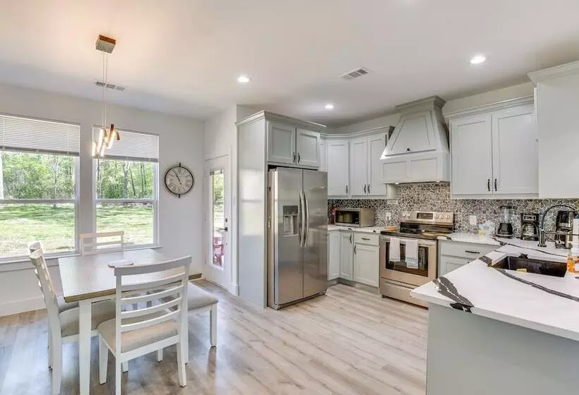 Fire Pit + Grill: Lakeside Gun Barrel City Home!