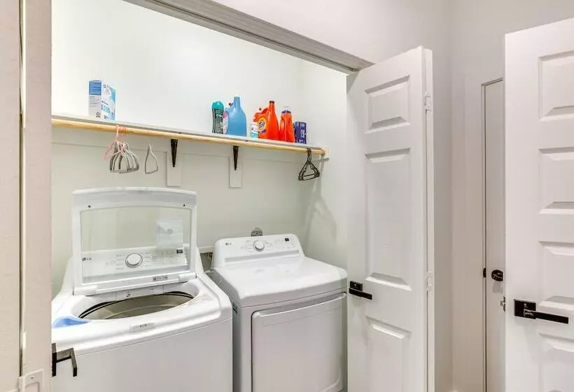 Fire Pit + Grill: Lakeside Gun Barrel City Home!