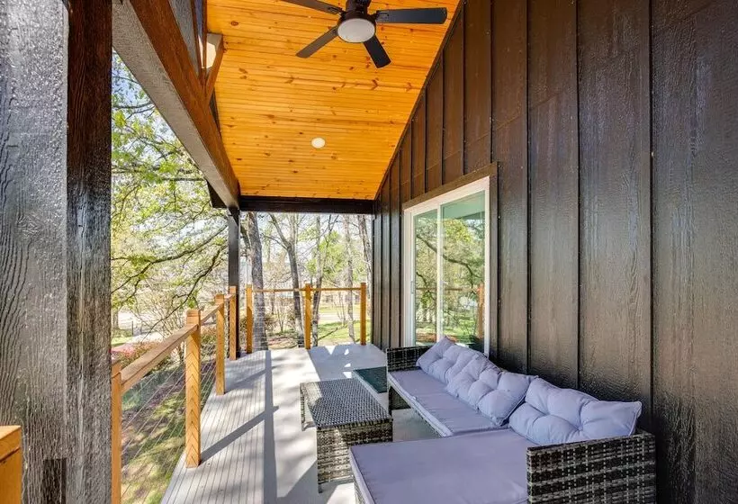 Fire Pit + Grill: Lakeside Gun Barrel City Home!