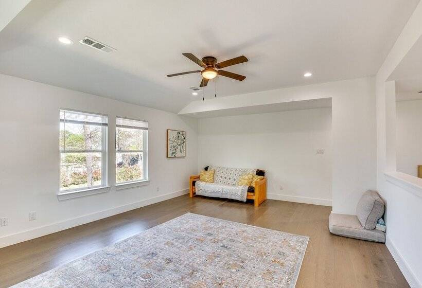 Fire Pit + Grill: Lakeside Gun Barrel City Home!