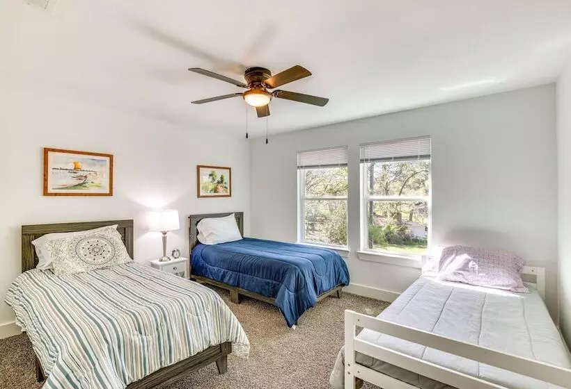 Fire Pit + Grill: Lakeside Gun Barrel City Home!