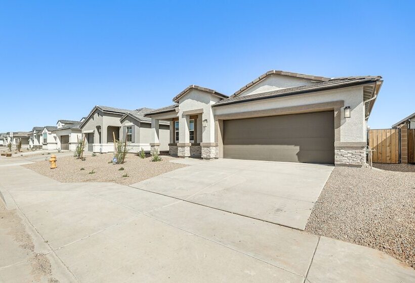 Maricopa Home W/ Putting Green & Covered Patio!
