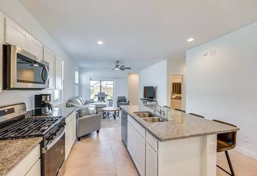 Maricopa Home W/ Putting Green & Covered Patio!