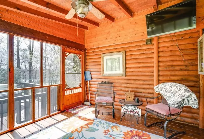 Peaceful Luray Cabin W/ Hot Tub, Deck & Fire Pit!