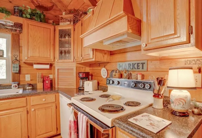 Peaceful Luray Cabin W/ Hot Tub, Deck & Fire Pit!