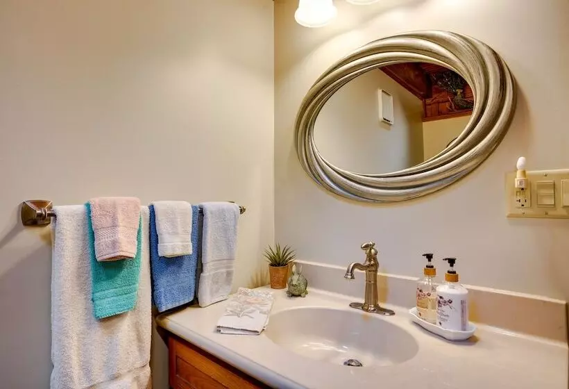 Peaceful Luray Cabin W/ Hot Tub, Deck & Fire Pit!