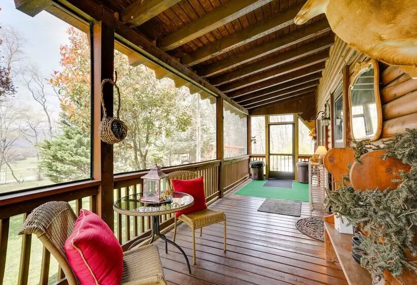Peaceful Luray Cabin W/ Hot Tub, Deck & Fire Pit!