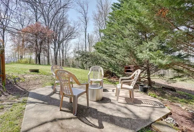 Peaceful Luray Cabin W/ Hot Tub, Deck & Fire Pit!