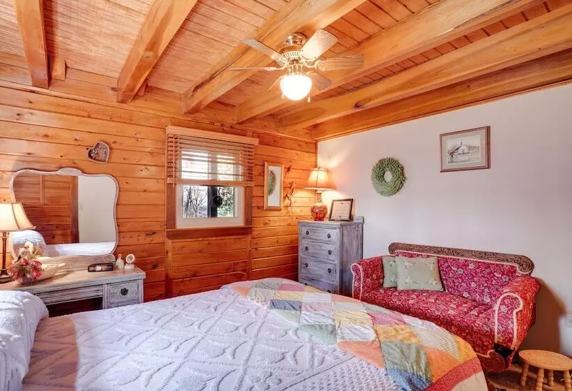 Peaceful Luray Cabin W/ Hot Tub, Deck & Fire Pit!